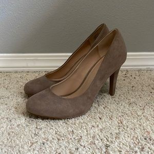 Kelly & Katie Larissa Nude Suede Pumps